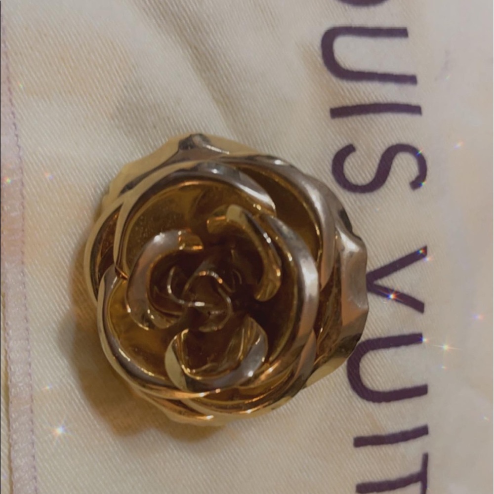 Beautiful pre-loved broach.